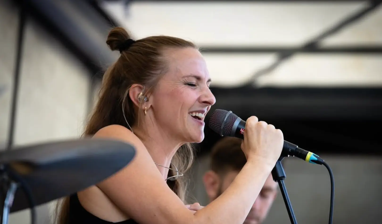 Zpěvačka na festivalovém pódiu
